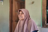 Cerita serupa datang dari Sri Sarwati (52), masyarakat lain yang kini memiliki sambungan listrik sendiri. Sebelum bantuan datang, ia harus menumpang listrik dari rumah milik orang tuanya. Setiap kali ingin menyalakan banyak peralatan, kekhawatiran akan beban berlebih selalu menghantui. Bagi Sarwati, sambungan baru ini membuat hidup jauh lebih mudah. Ia kini bisa menggunakan peralatan rumah tangga dengan leluasa, bahkan mendukung usaha angkringan yang dijalankannya di rumah.