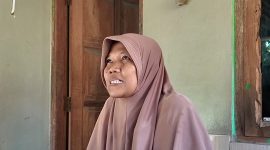 Cerita serupa datang dari Sri Sarwati (52), masyarakat lain yang kini memiliki sambungan listrik sendiri. Sebelum bantuan datang, ia harus menumpang listrik dari rumah milik orang tuanya. Setiap kali ingin menyalakan banyak peralatan, kekhawatiran akan beban berlebih selalu menghantui. Bagi Sarwati, sambungan baru ini membuat hidup jauh lebih mudah. Ia kini bisa menggunakan peralatan rumah tangga dengan leluasa, bahkan mendukung usaha angkringan yang dijalankannya di rumah.