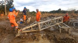 Di tengah medan yang berlumpur, petugas PLN melakukan perakitan tower darurat di jalur transmisi Langsa-Pangkalan Brandan.
