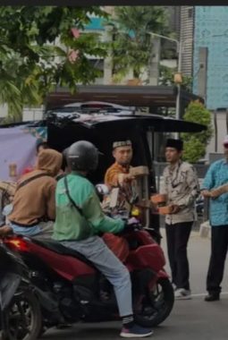 DPMPTSP Tangsel Bagikan 1.447 Paket Takjil kepada Masyarakat yang Melintas di Jalan