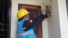 Ilustrasi Petugas PLN saat melakukan penggantian miniature circuit breaker (MCB) pada kWh meter di salah satu rumah pelanggan untuk proses tambah daya listrik.
