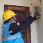 Ilustrasi Petugas PLN saat melakukan penggantian miniature circuit breaker (MCB) pada kWh meter di salah satu rumah pelanggan untuk proses tambah daya listrik.