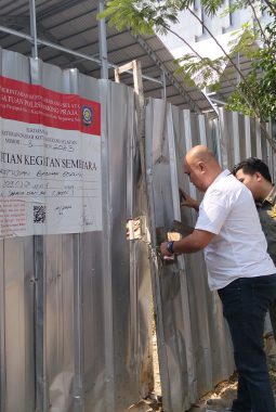 Bangunan Lapangan Padel di Teras Kota Tangsel Diduga Belum Kantongi PBG, Satpol PP Lakukan Penyegelan dengan Gembok